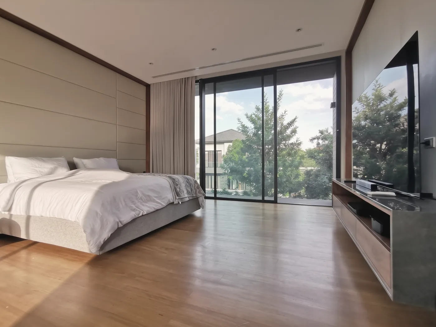 Bedroom, wave sheer with blackout