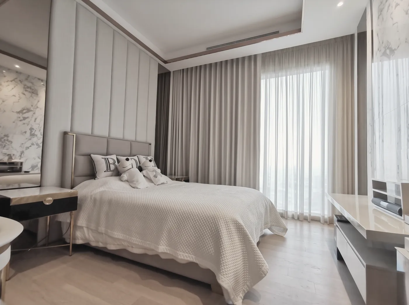 Bedroom, two layers against an upholstered wall