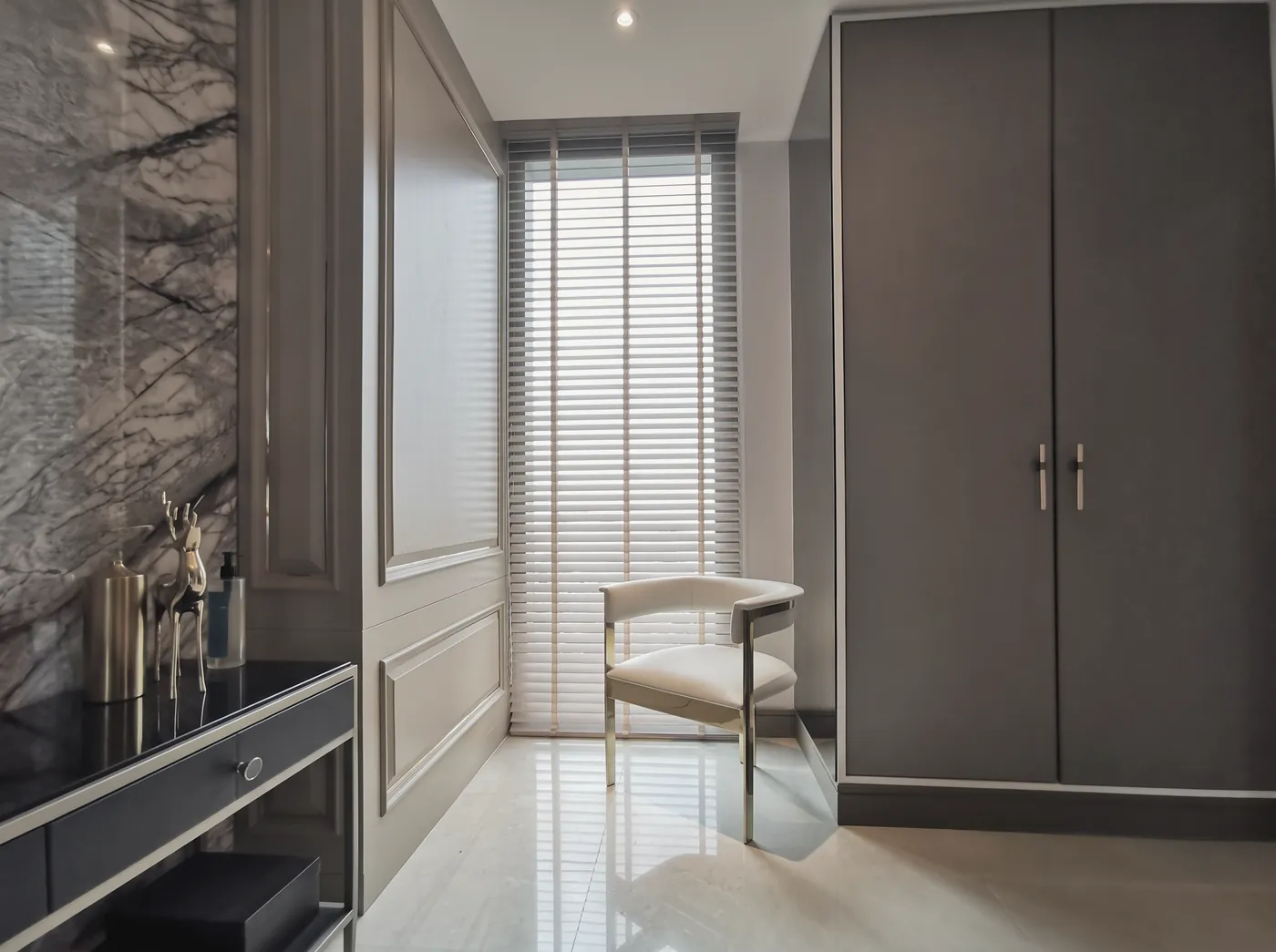 Dressing room, wooden blinds